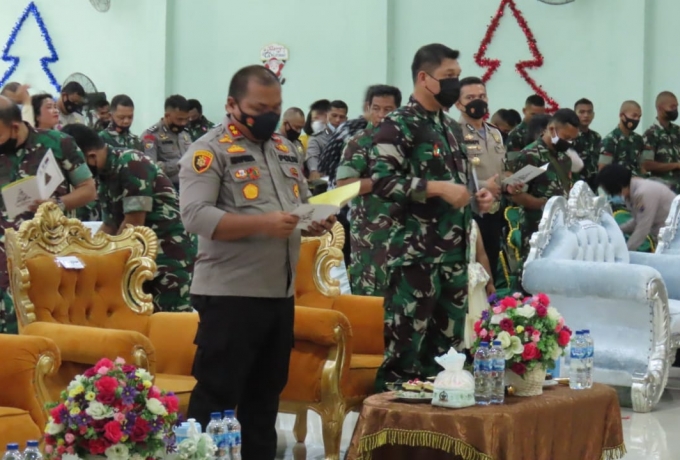 Dengan Tetap Mematuhi Prokes, Prajurit TNI dan Polri Rayakan Natal Secara Sederhana Makodim 0313/KPR