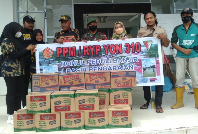 Babinsa Desa Suka Damai Lakukan Pendampingan Penyerahan Bantuan Korban Banjir