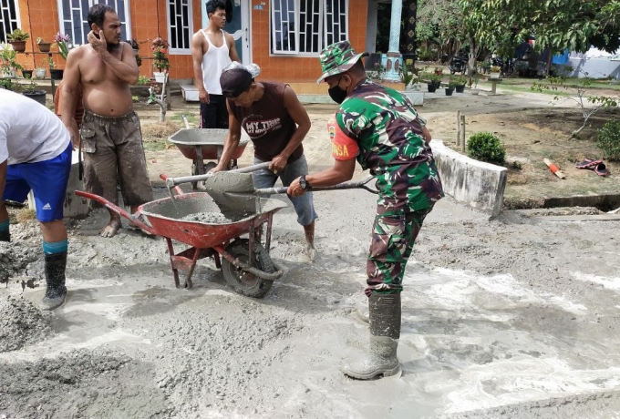 Wujud Pengabdian Untuk Negri, Babinsa Koramil 16/Tapung Bersama Warga Goro Semenisasi Jalan