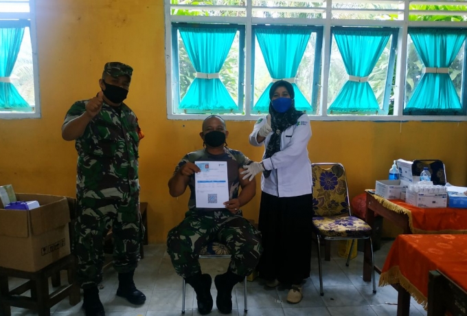 Sukseskan Program Pemerintah Danramil 08/Tandun Pimpin Anggota Ikut Vaksin Booster