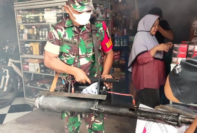 Cegah Meluasnya Demam Berdarah Babinsa Lakukan Fogging dan Disinfektan Diwilayah Binaan