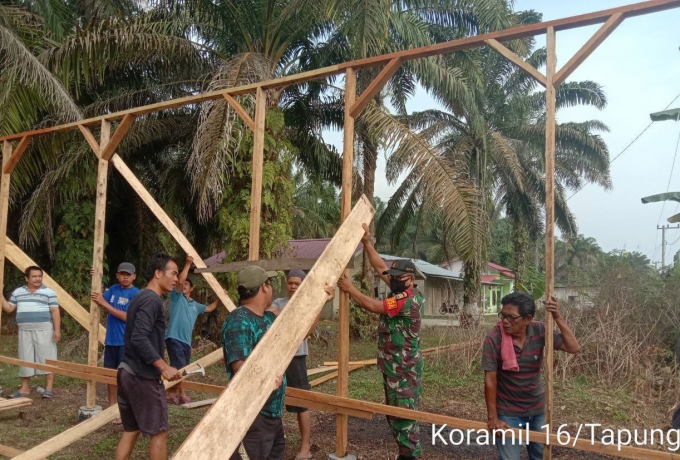 Peduli Dengan Lingkungan, Babinsa Koramil 16/Tapung Bantu Bangun Rumah Warga