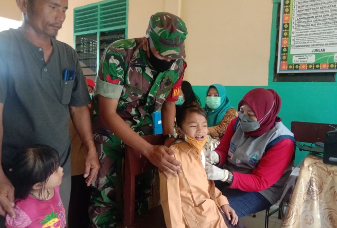 Dampingi Siswa SD Lakukan Vaksin Babinsa Sampaikan Tidak Perlu Takut Di Vaksin
