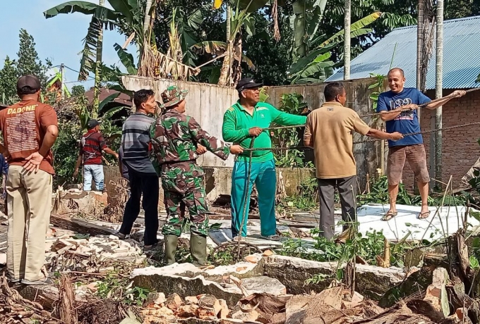 Peduli Kebersihan, Babinsa Koramil 07/Kampar Gotong Royong Bersama Warga Bersihkan Lingkungan Desa