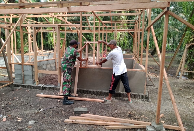 Babinsa Koramil 14/Kepenuhan Bantu Warga Binaannya Membangun Rumah