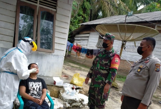 Tracing Contact Covid 19, Babinsa dan Bhabinkamtibmas Dampingi Tim Tracer Puskesmas