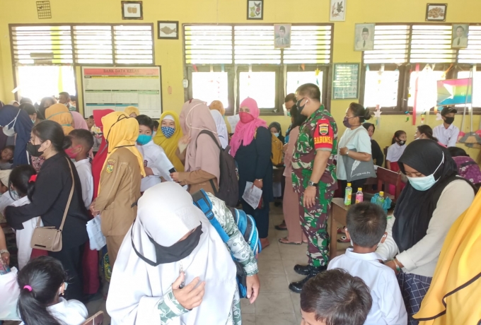 Babinsa Kawal Vaksinasi di SDN 009 Desa Sialang Kubang