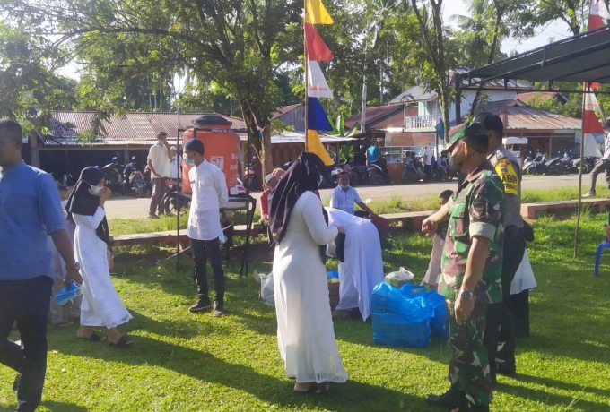 Jum'at Berkah, Babinsa Koramil 13/Rokan Dampingi warga Bagikan Nasi Kotak