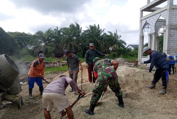 Siapkan Tempat Ibadah, Babinsa Bangun Masjid Bersama Warga