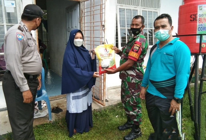 Peduli Babinsa Bersama Bhabinkamtibmas Salurkan Sembako Untuk Warga Isoman