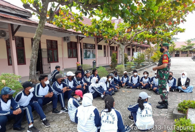 Tumbuhkan Rasa Nasionalisme, Babinsa Koramil 16/Tapung Tanamkan Cinta Tanah Air Terhadap Siswa 