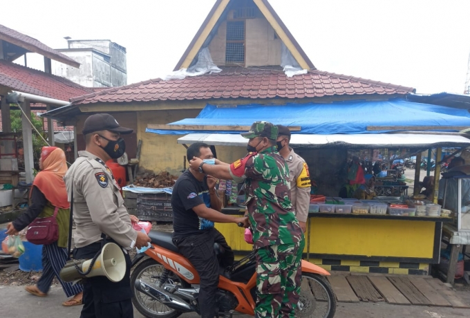 Babinsa Bersama Bhabinkamtibmas Bersinergi Turun Ke Pasar Tradisional Penyalai Himbau Prokes