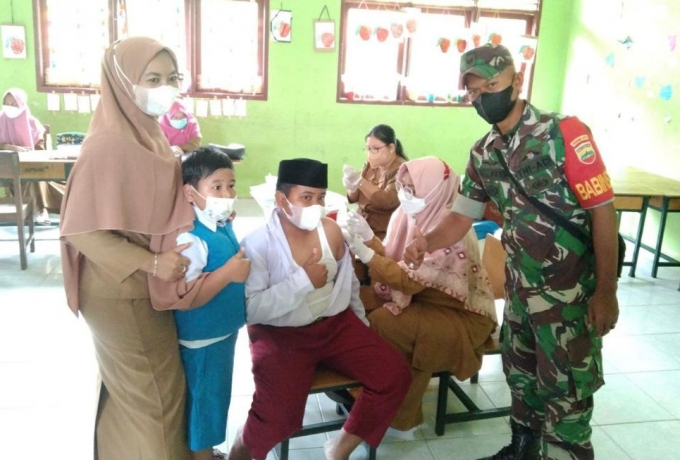Babinsa Terus Dampingi Serbuan Vaksin Untuk Usia 6 - 11 Tahun