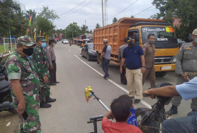 Babinsa Koramil 13/Rokan dan Babhinkamtibmas Melaksanakan Operasi Yustisi