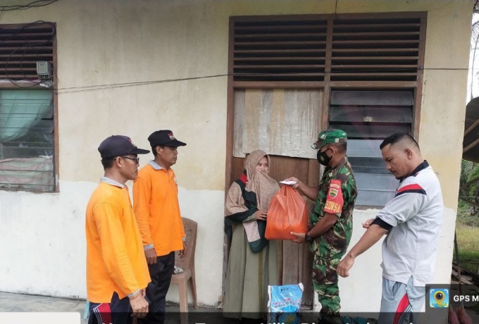 Jumat Berbagi, Babinsa Koramil 16/Tapung Bersama Kades Beri Bantuan Sembako