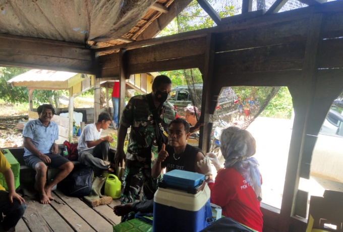 Door To Door Babinsa Koramil 15 KK Dampingi Vaksinasi Dosis  Ke Tiga Terhadap Karyawan 