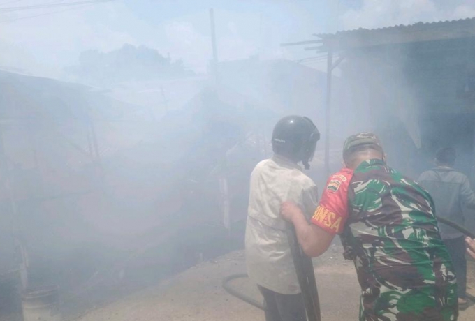 Babinsa Bantu Warga Padamkan Kebakaran Kios