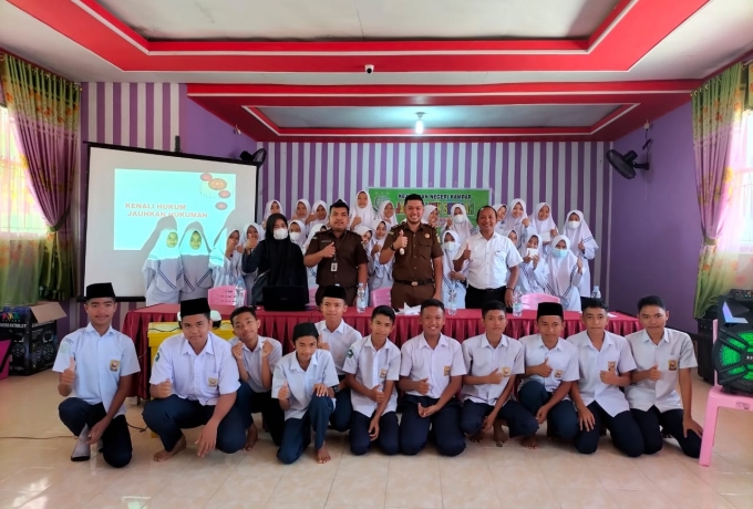 Cegah Penyalahgunaan Narkoba Tim Jms Kejari Kampar Beri Penyuluhan Hukum Ke MTs N 1 