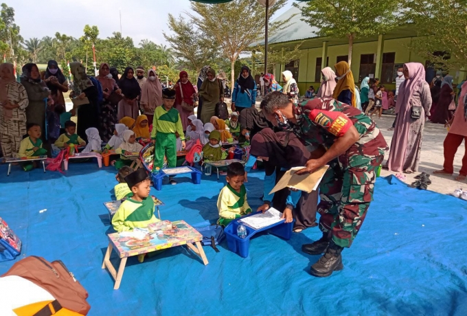 Sertu Harjono Babinsa Koramil 16/Tapung Hadiri Lomba Kreatifitas Anak Usia Dini