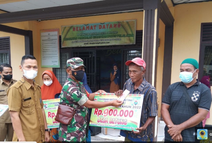 Babinsa Koramil 04/Pkl Kuras Mendampingi Pembagian BLT Desa Betung
