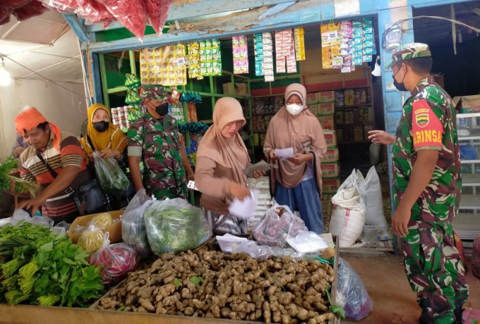 Personel Koramil 11/ Tambusai Selalu Aktif Lakukan Pendisiplinan Prokes Kepada Warga 