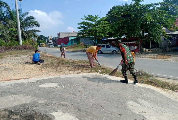 Wujudkan Rasa Nyaman Bagi Warga Dalam Beribadah Babinsa Goro Bersama Warga Bersihkan Musholla