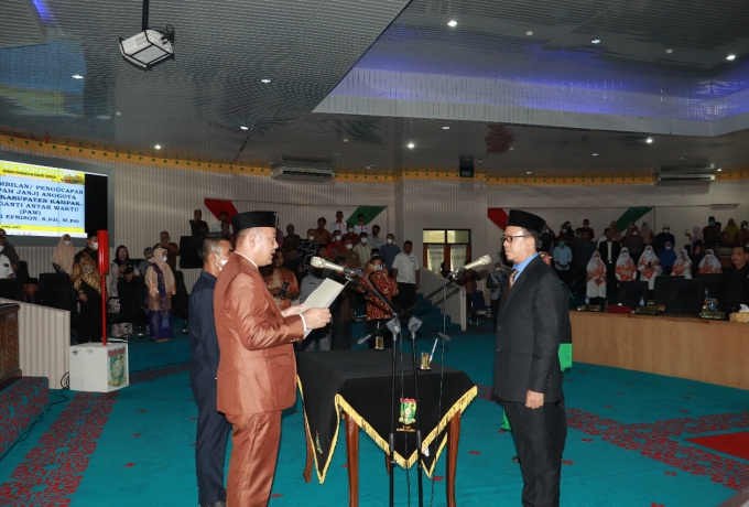 Ketua DPRD Kampar Muhammad Faisal Lantik PAW Anggota DPRD dari PKS Edy Efrison