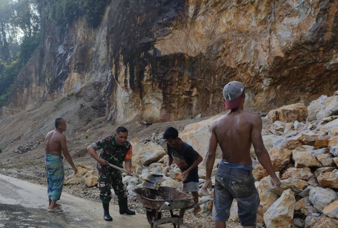 Musim Penghujan Tiba, Babinsa Koramil 01/Bkn Himbau Warga Waspada Bencana Longsor