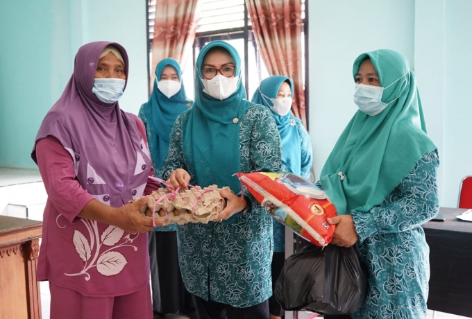 TP PKK Kabupaten Siak Salurkan Bantuan Sembako Bagi Warga Pra Sejahtera
