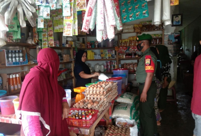 Babinsa Pantau Perkembangan Harga Kebutuhan Pokok di Desa Binaan