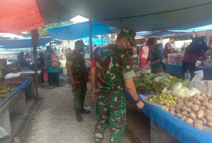 Jelang Hari Raya Idul Fitri, Babinsa Koramil 16/Tapung Cek Harga Sembako di Pasar Kaget