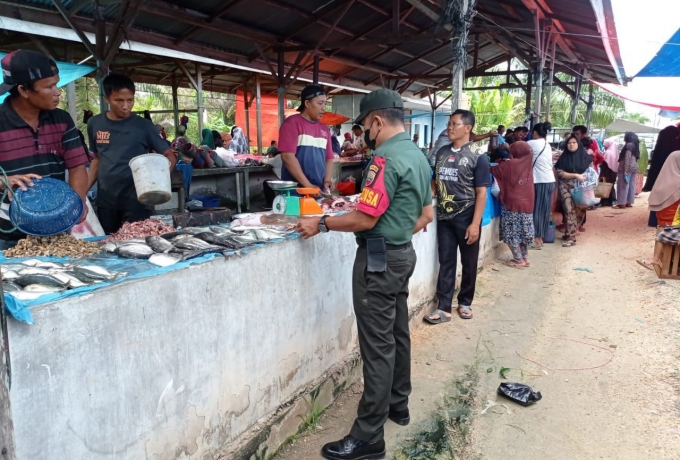 Pantau Harga Sembako di Bulan Ramadhan, Babinsa Koramil 16/Tapung Tinjau Aktifitas Di Pasar 