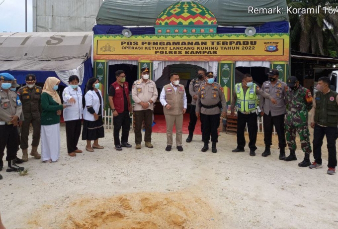 Bupati Kampar Tinjau Pos Pam Ketupat, Babinsa Koramil 16/Tapung Terima Bingkisan Minuman Kaleng