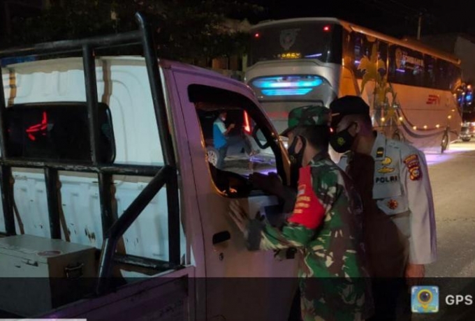 Babinsa Koramil 04/Pkl Kuras Laksanakan Ops Yustisi Malam Hari
