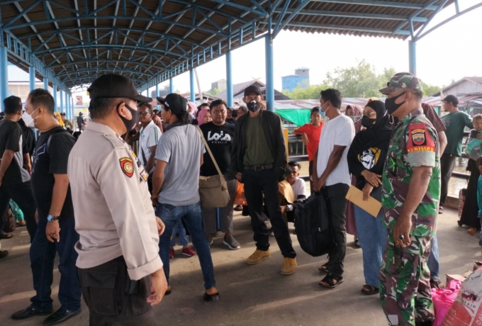 Babinsa Pantau Arus Balik di Pelabuhan Penyalai Kelurahan Teluk Dalam, Masih Aman Dan Lancar