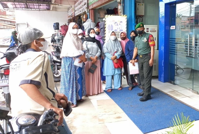 Babinsa Koramil 05/Kampar Kiri Lakukan Pemantuan Penerapan Prokes di Kantor Bank BRI