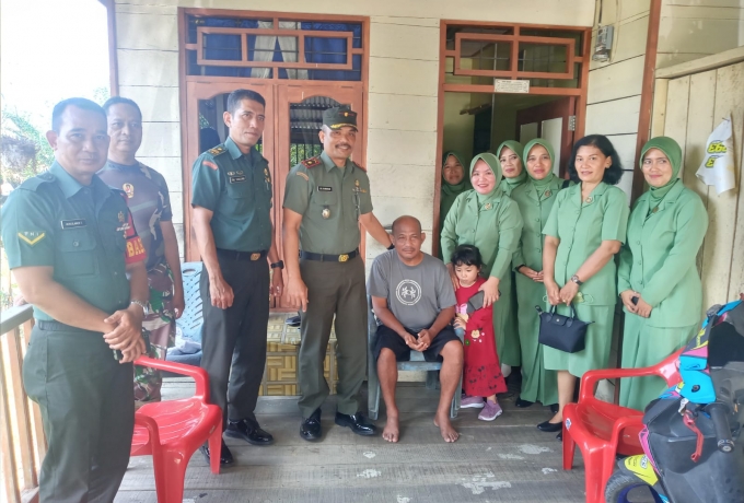 Berikan Motivasi Danramil 05/ Kampar Kiri Bersama Ibu Besuk Anggotanya yang Sedang Sakit