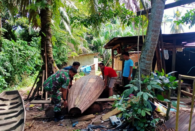 Ciptakan Kebersamaan Bersama Warga Binaan, Babinsa Bantu Angkat Perahu Ke Sungai