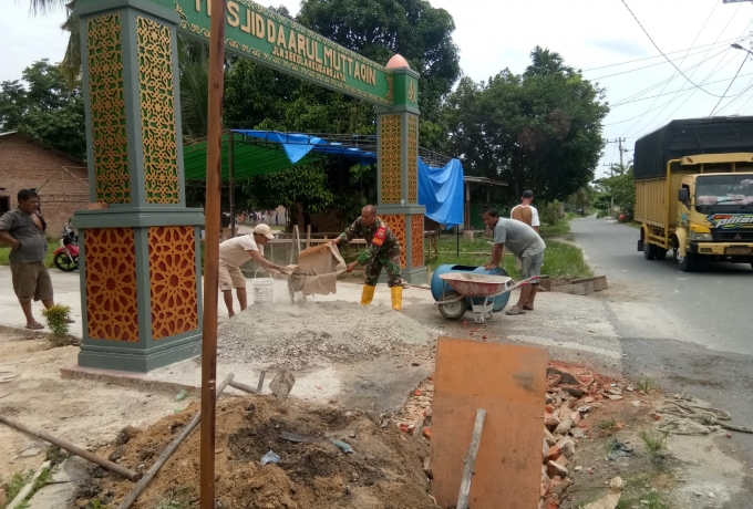 Peltu Maryanto Laksanakan Goro Dimasjid Daarul Muttaqin