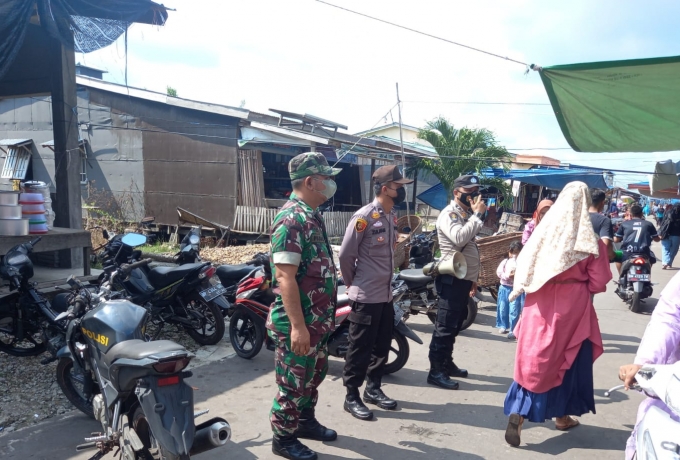 Pasar Tradisional Penyalai Kelurahan Teluk Dalam Jadi Sasaran Babinsa Laksanakan Himbauan Prokes