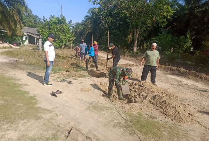 Dukung Program Pemerintah, Babinsa Koramil 16/Tapung Bersama Warga Karya Bhakti Penggalian Parit