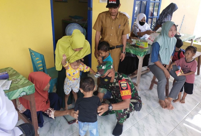 Babinsa Koramil 16/Tapung Dampingi Suntik Imunisasi Campak Untuk Ciptakan Generasi Sehat