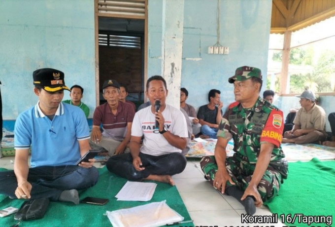 Duduk Bersama Dengan Warga, Babinsa Koramil 16/Tapung Bahas Keamanan Lingkungan