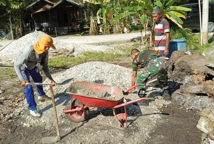 Babinsa Desa Kuala Tolam Sertu Pendik Bersama Warga Goro Cor Pondasi Mesjid
