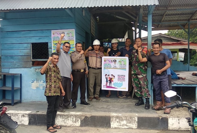 Babinsa Koramil 09 Langgam Kodim 0313/Kpr Pasang Himbauan Jauhi Narkoba