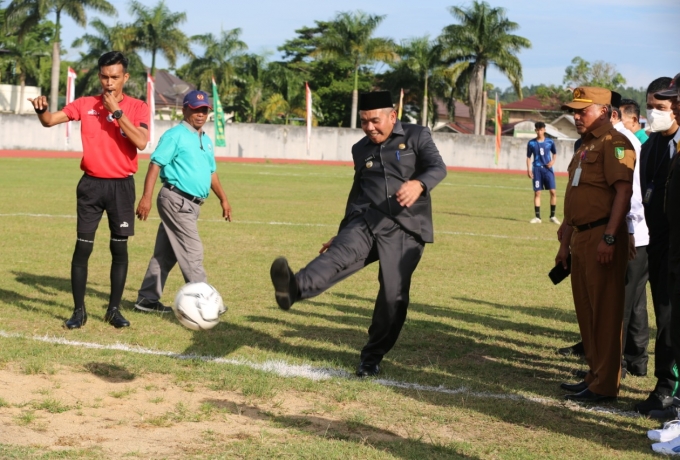 Pj Bupati Kampar Resmi Buka Turnamen Sepak Bola Piala Kasad 2022 di Wilayah Kodim 0313KPR