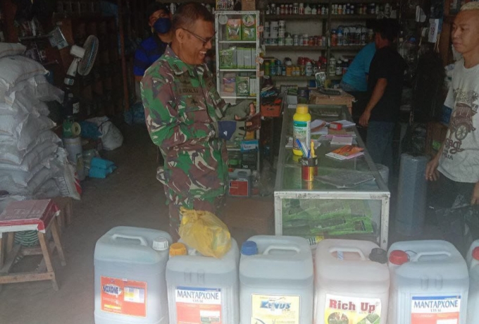 Sukseskan Program Hanpangan, Babinsa Koramil 16/Tapung Komsos Di Toko Pupuk dan Bahan Pertanian