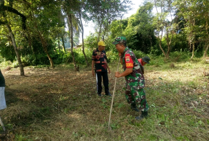 Bersihkan Desa, Babinsa Koramil 07/Kampar Bersama Warga Melaksanakan Gotong Royong