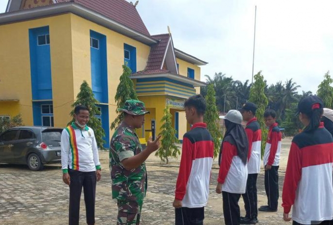 Semangat Menyambut Hut RI Ke 77 Sertu Afriwan Latih PBB Anggota Paskibra