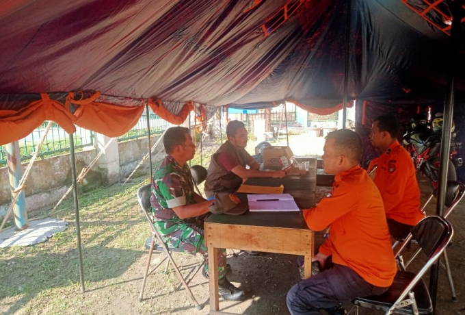 Cegah PMK, Babinsa Koramil 05/KK Bersinergi Bersama LLAJ dan BPBD Perketat Pos Penyekatan